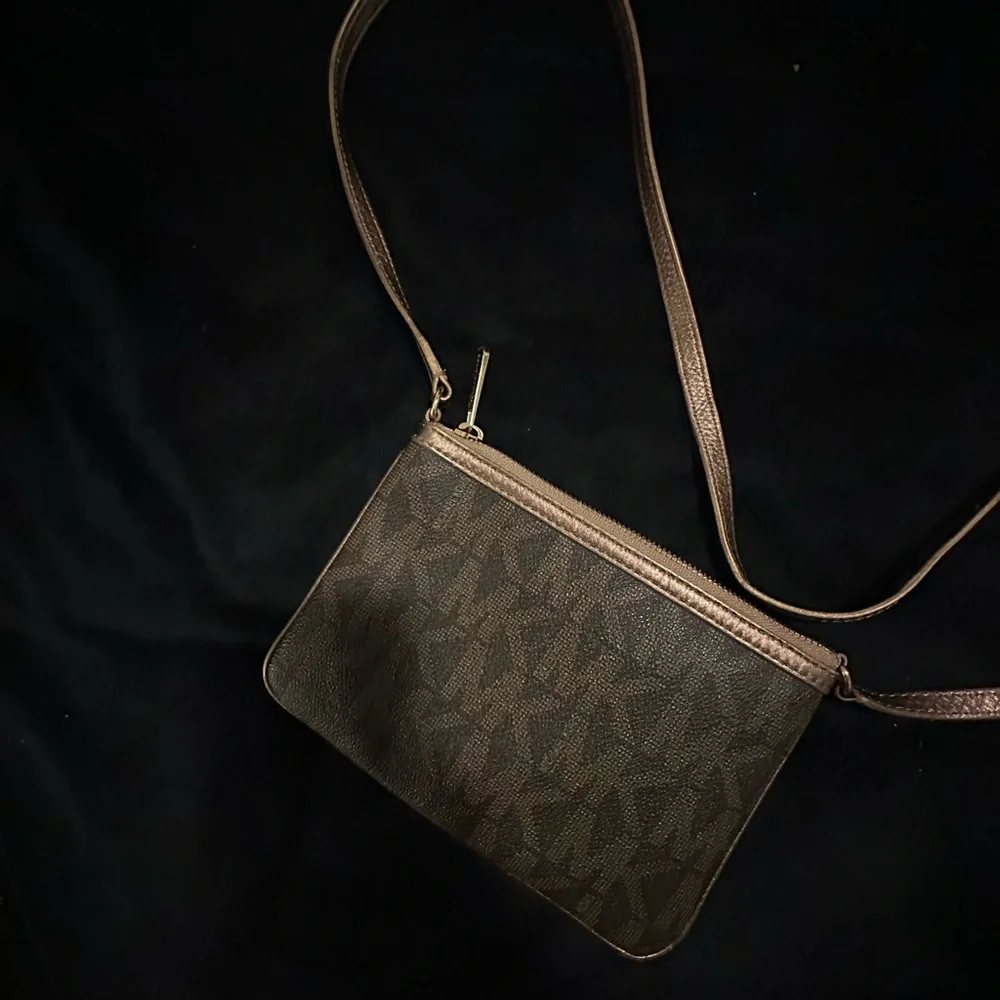 Michael Kors Brown Signature Crossbody with Rose Gold Sequin Center - Picture 4 of 4